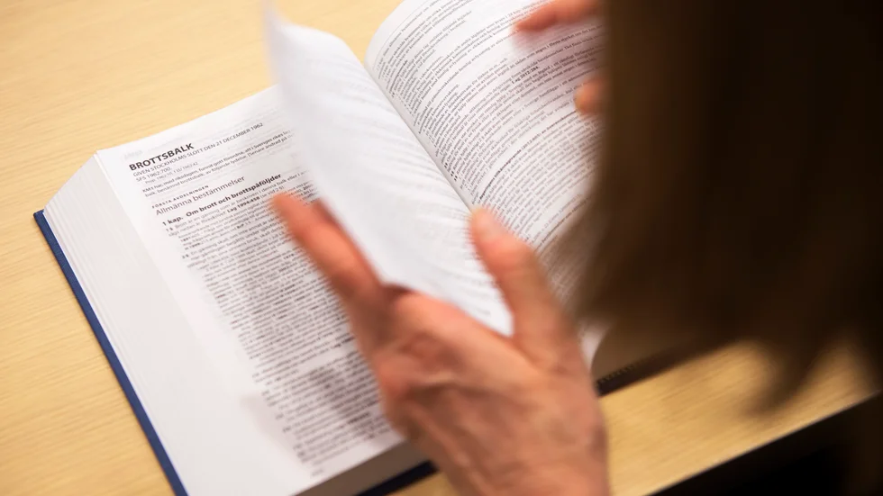 Kalmar tingsrätt menar att mannen och kvinnan har agerat grovt oaktsamt. 