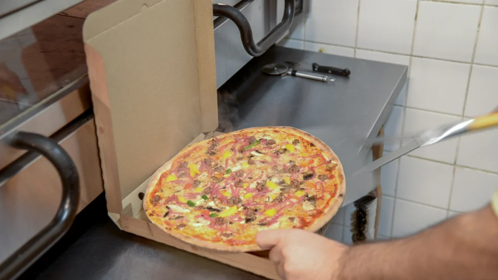 Restaurangen har öppnat igen med begränsad meny.