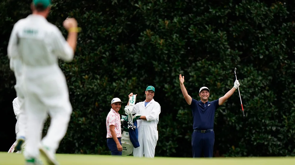 Jon Rahm jublar efter sitt galna slag på hål 16.