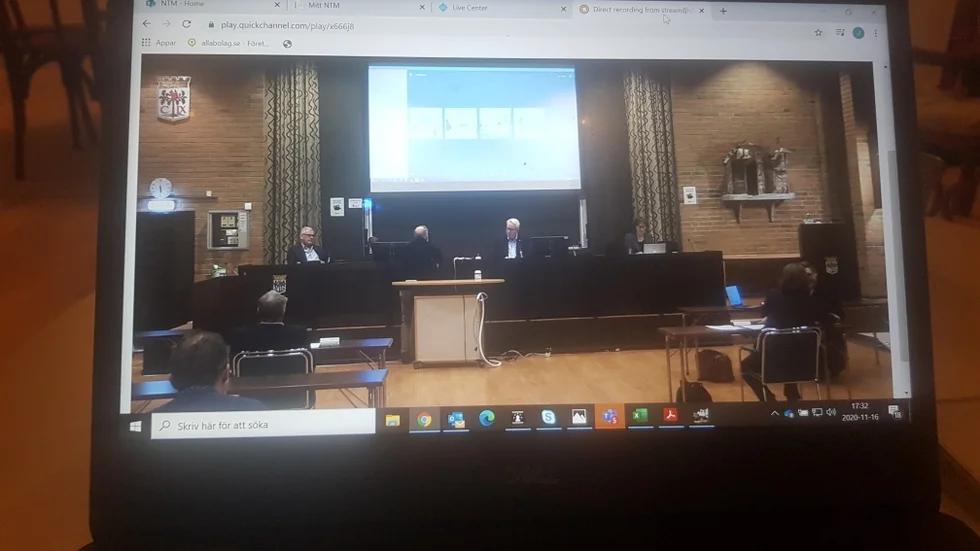 Det var under digitala former fullmäktige fattade beslut om skatt, låneramar och budget för nästa år. Endast två partier plus presidiet var på plats i plenisalen. Övriga partier hänvisades till andra rum i stadshuset och deltog genom tekniska uppkopplingar.