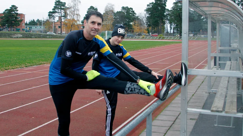 Far och son Lidholm, Per-Ola och Adam, är nästan äldst respektive yngst i Strängnäs löparklubb.