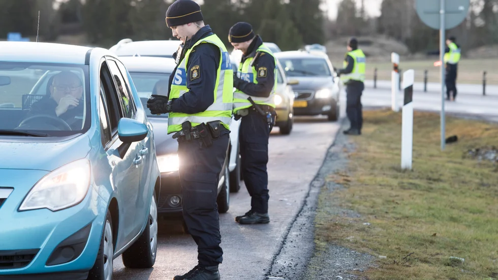 
Polisen kommer den här veckan att vara mer synlig på de större vägarna i Stockholms län. Syftet är att få ner farterna och att öka trafiksäkerheten.

