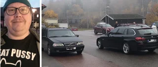 Han bevakar felparkerade bilar i Boxholms centrum