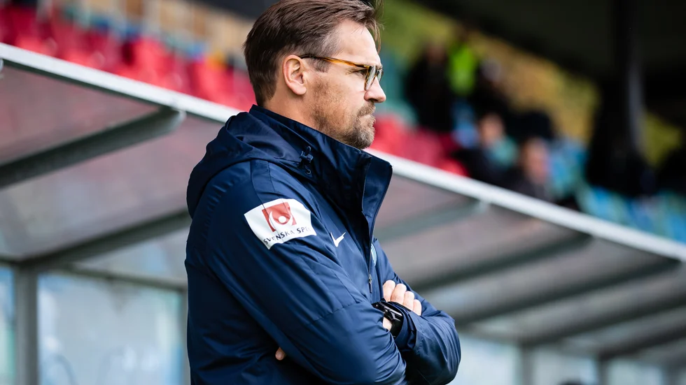 Unitedtränaren Magnus "Munken" Karlsson jagar sjätteplatsen i Damallsvenskan.