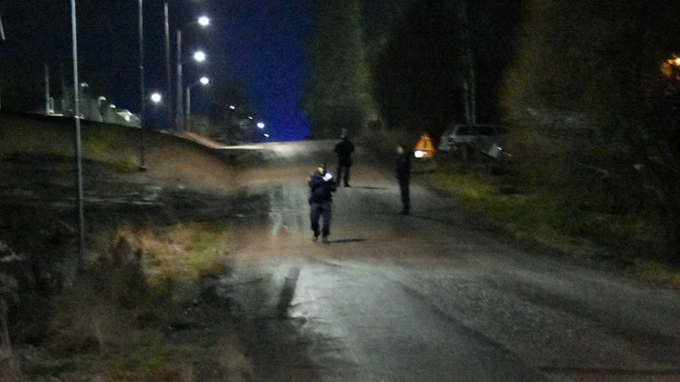 Ett tiotal polispatruller har finkammat området kring Johannisberg, men trots det intensiva sökandet har inga misstänkta påträffats.