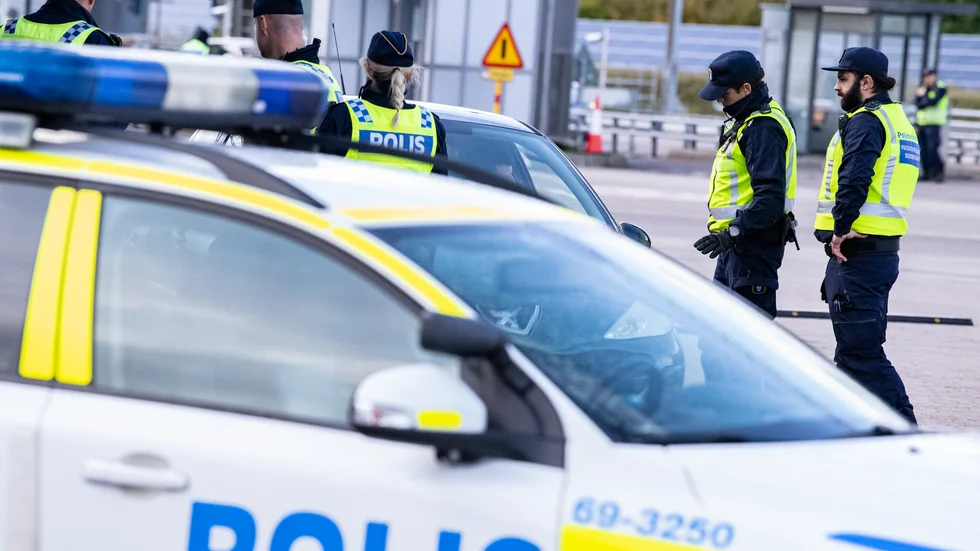 Polis och passkontrollanter genomför id-kontroll Öresundsbrons betalstation på Lernacken. Arkivbild.