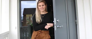 Caroline Elfving klipper folk i deras eget hem
