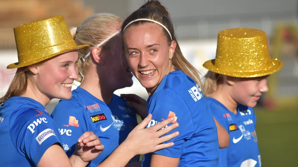 Ellen Maund, mitten, flyttar till USA och Keiser University tillsammans med Julia Forslund, till vänster.