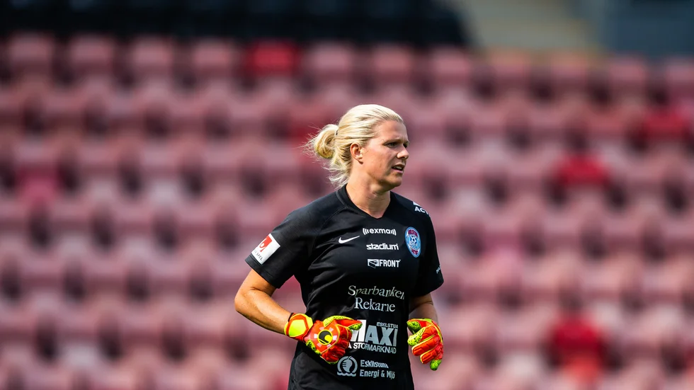 Triangelnfostrade målvakten Emelie Lundberg har gjorts åtta säsonger för United. Men den här året vill hon helst glömma. "Det har verkligen inte varit någon säsong som gått dit vi vill".