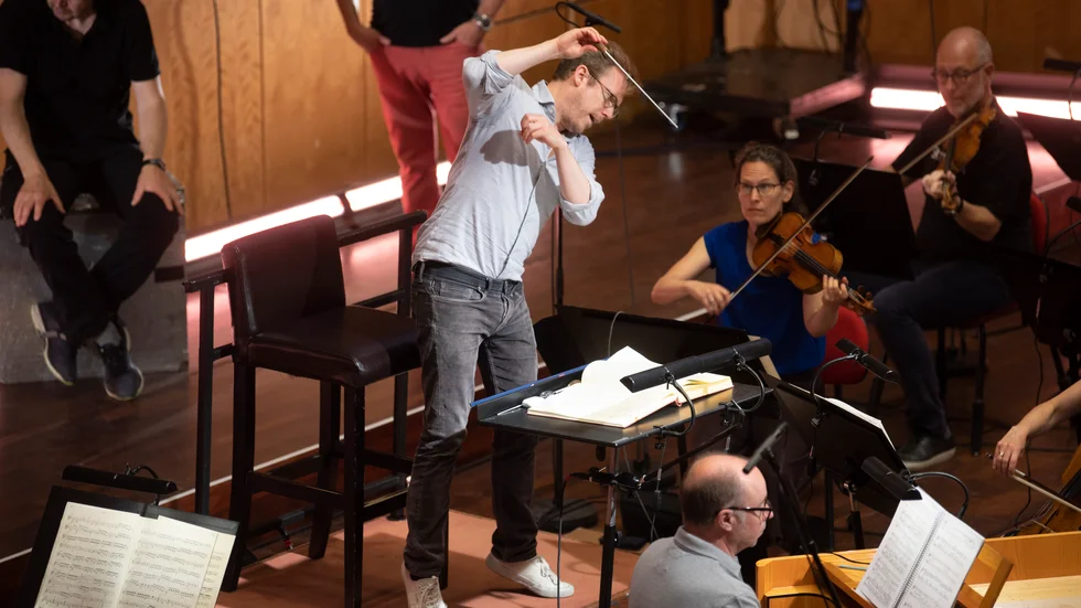 Chefsdirigent Daniel Harding repeterar tillsammans med Sveriges Radios symfoniorkester i Berwaldhallen. Oavsett regeringens beslut tar man emot publik igen från den 15 oktober. Arkivbild.
