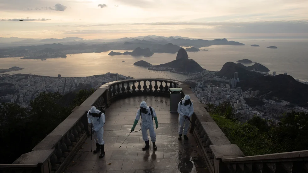 Soldater desinficerar platsen nedanför Cristo Redentor-statyn i Rio de Janeiro. Arkivbild.