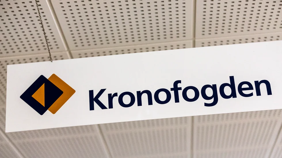En övergiven bil, tillhörande en Virserumsbo, står parkerad på en öländsk parkering. Nu begär en butiksägare handräckning av Kronofogden. 