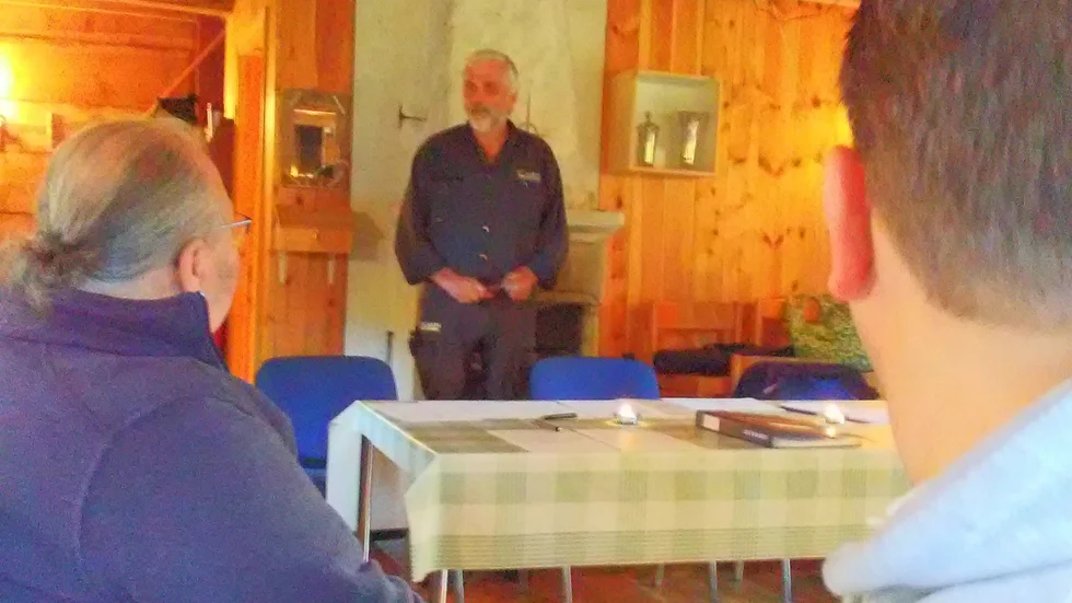 Allan Båtelson öppnar årsstämman i Bulhuset i Högbyäng.