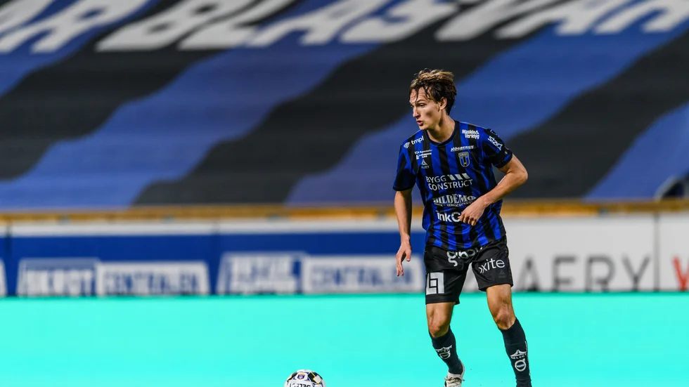 Hjalmar Ekdal byter blåsvart mot blågult. 
