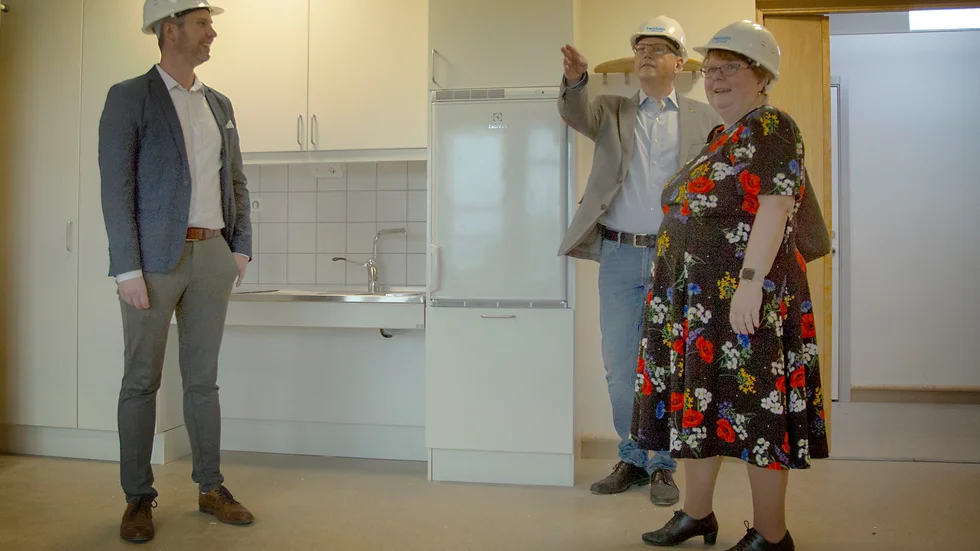 Christoffer Öqvist (M), vice ordförande vård- och omsorgsnämnden. Fredrik Olovsson, ordförande KFAB, och Ulrica Truedsson, ordförande vård- och omsorgsnämnden, i en av Dufvegårdens 96 lägenheter.