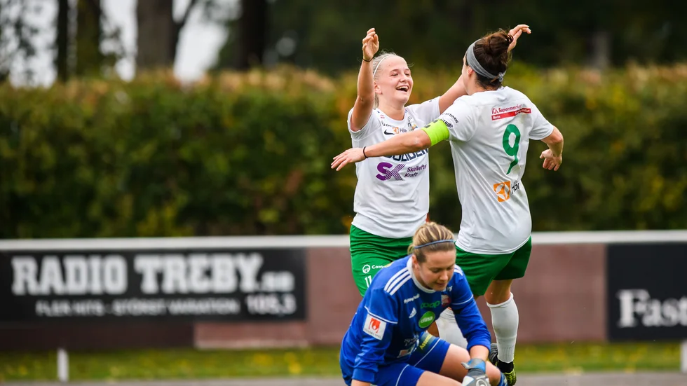 Tuva Skoog jublar efter sitt 2–0-mål. 
