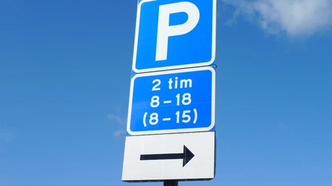 Varför kan man inte ha två lösningar för att betala för parkeringen, dels app och betalkor, undrar skribenten.