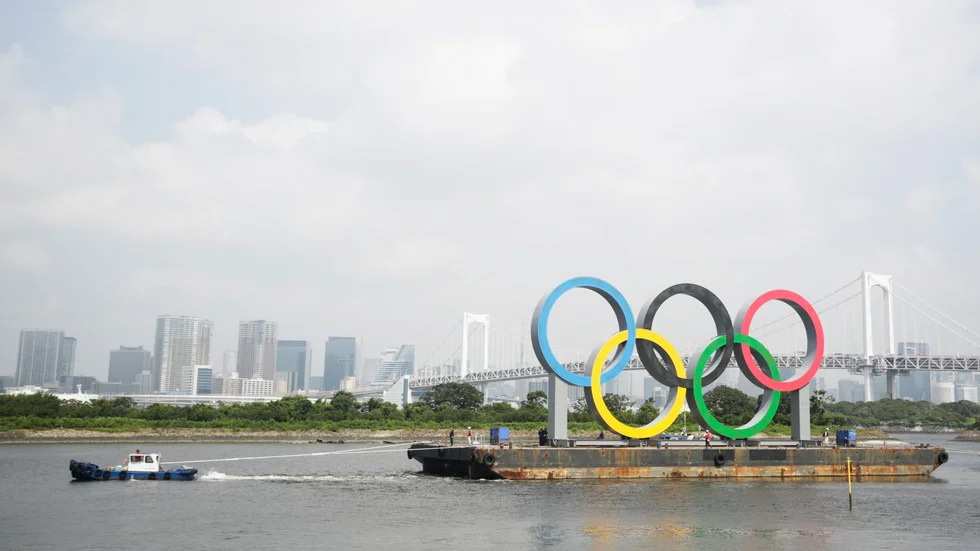 En bogserbåt fraktade bort de stora OS-ringarna för rengörning och översyn. I december ska monumentet vara tillbaka på sin plats på ön Odaiba i Tokyos hamnområde.