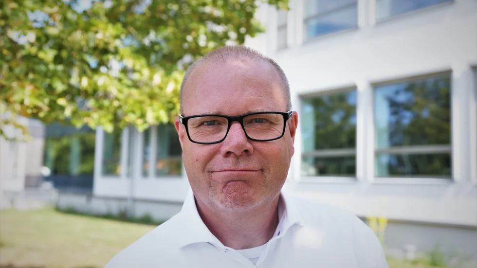 Det personliga mötet kan inte ersättas. Eleverna vill till skolan, säger rektor Peter Lerman på Wisbygymnasiet efter beslutet att förskjuta skoldagen.