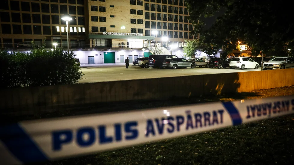 Polis vid avspärrning i området där en man hittades skottskadad i stadsdelen Rosengård på lördagskvällen.