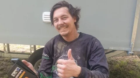 Tummen upp. Martin Tildemyr från Vimmerby vann enduroloppet Gripendygnet.