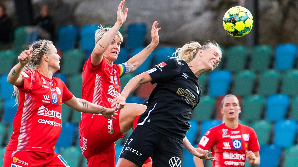 Stina Blackstenius spräcker nollan i Göteborg. Nilla Fischer och övriga LFC-are kan inte avvärja.