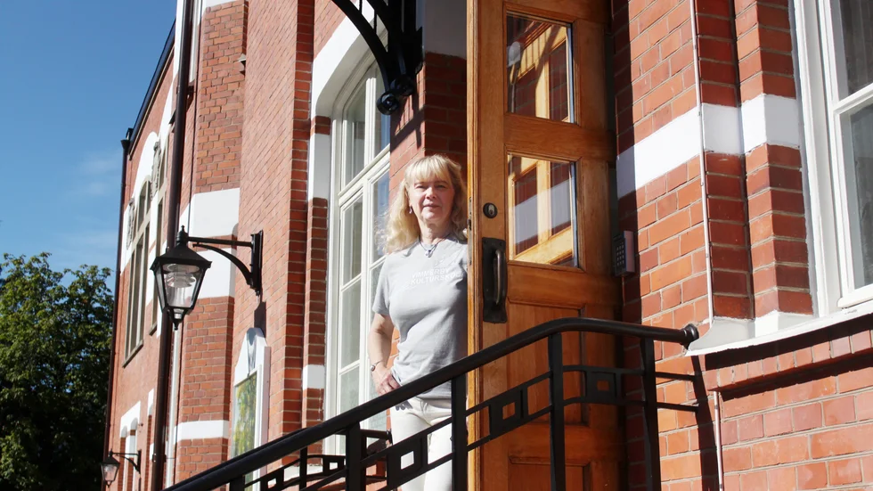 Susanne Larsson, administratör på Vimmerby Kulturskola, håller med Vimmerby Tidnings läsare. "Klart att det är Vimmerbys vackraste hus!" Hon låter oss - och er - följa med på rundtur.