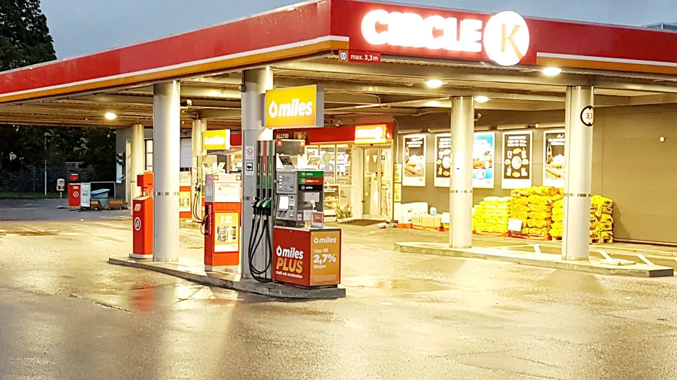 Polisen grep två män vid Circle K-macken på Vasavägen i Eskilstuna tidigt under tisdagsmorgonen.