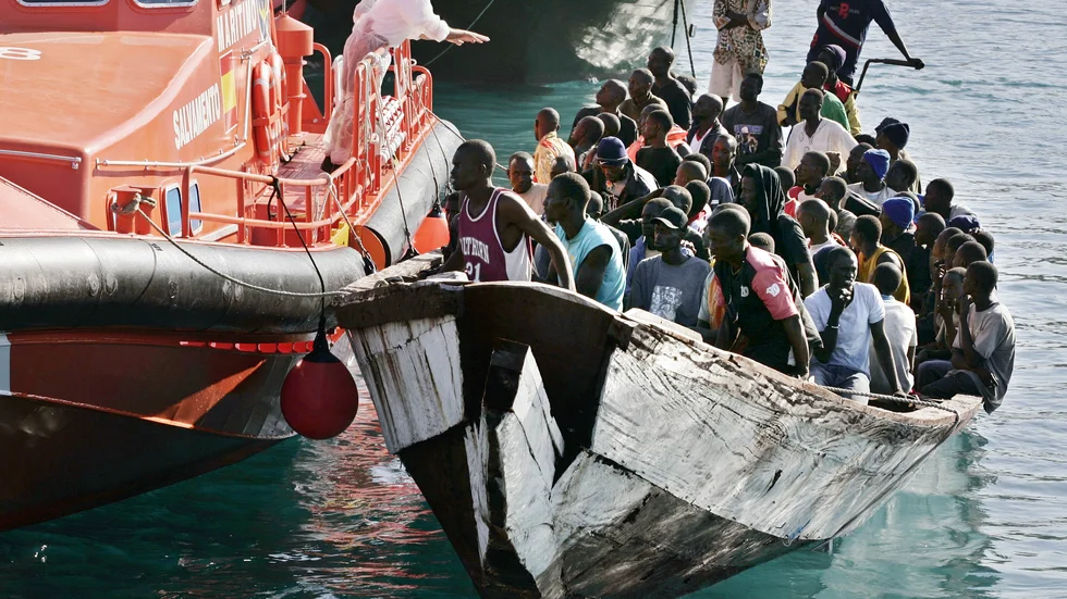 En båt med migranter från Västafrika anländer till Teneriffa 2006. Rutten över Atlanten har blivit allt mer populär efter att myndigheter stramat åt Medelhavsrutten. Arkivbild.