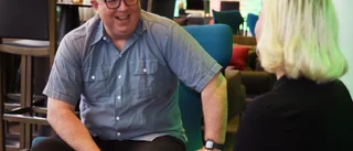 Komikern Anders Jansson på filminspelning i stan