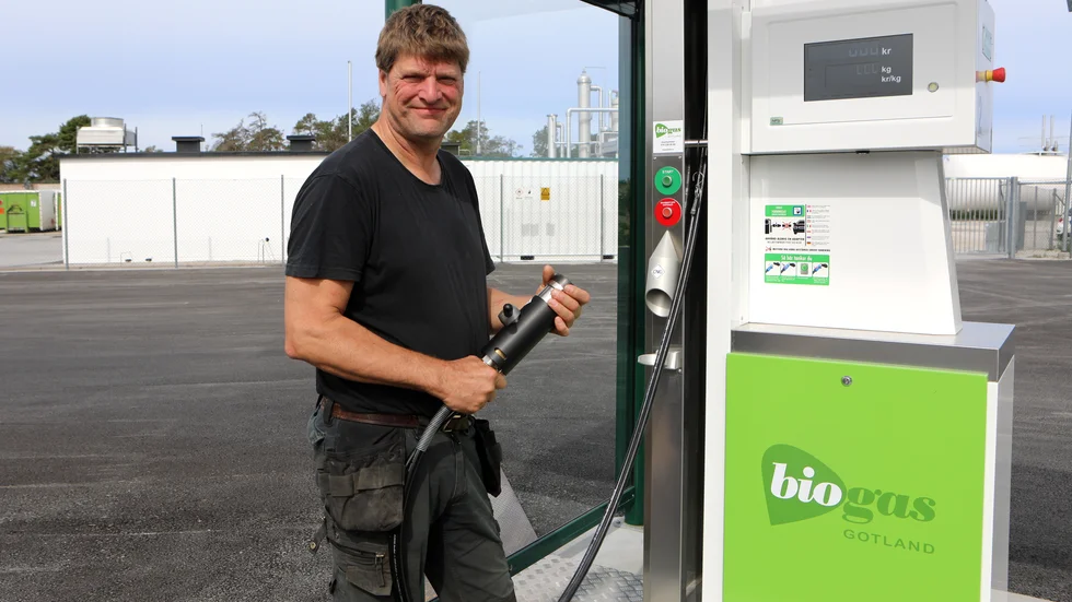 Magnus Ahlsten vid Biogas Gotland vid en av tankstationerna på Lundbygatan i Visby. 