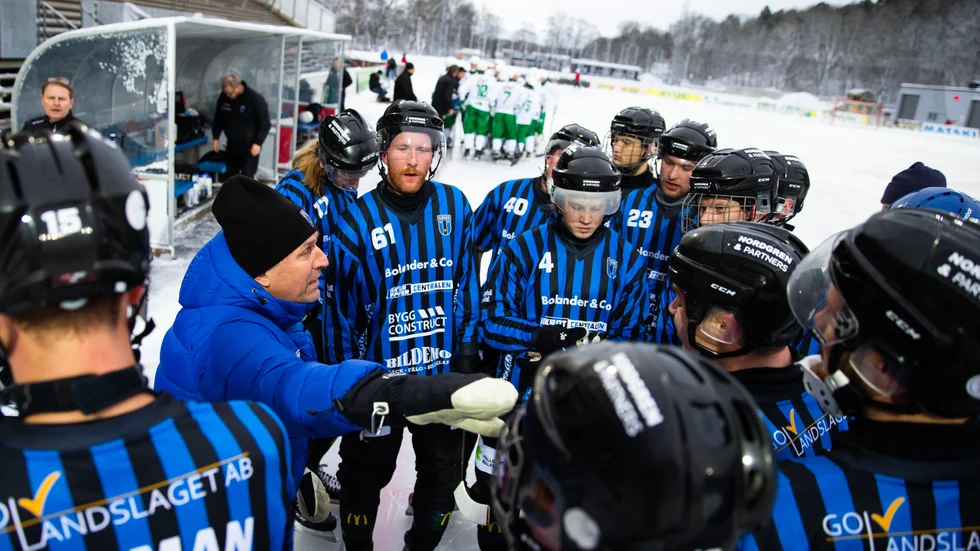 Siriustränaren Esa Määttä (i mössan) under Hammarbys timeout i den första halvleken.