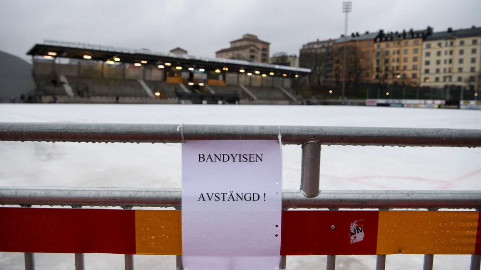 Bandyisen på Zinkensdamm IP stängdes av på tisdagen, precis som resten av alla isbanor i Stockholm för att förhindra smittspridning.
