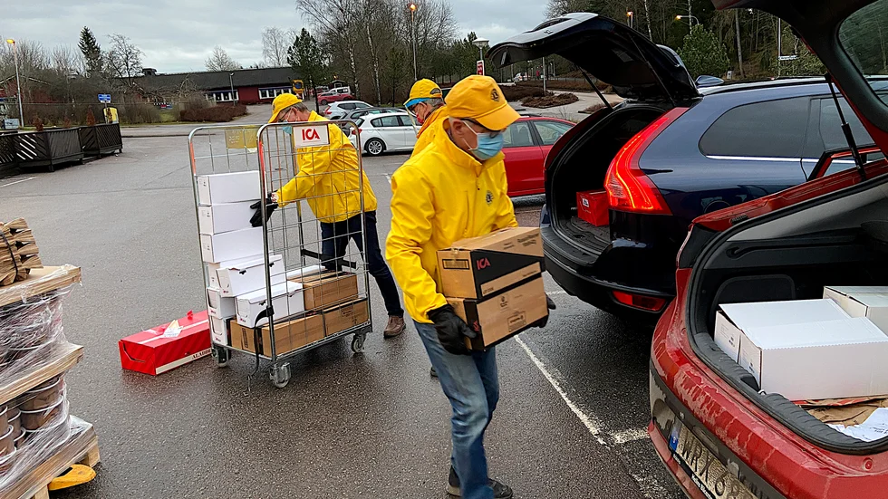 Göran Karlin, Jan-Erik Flink och Bo Waldemarsson lastar godis som ska ut till äldreboenden och Lasarettet.