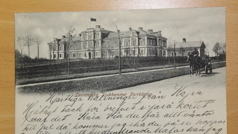 Vykort från omkring 1900, på Lennings sjukhem och en passerande hästtransport.