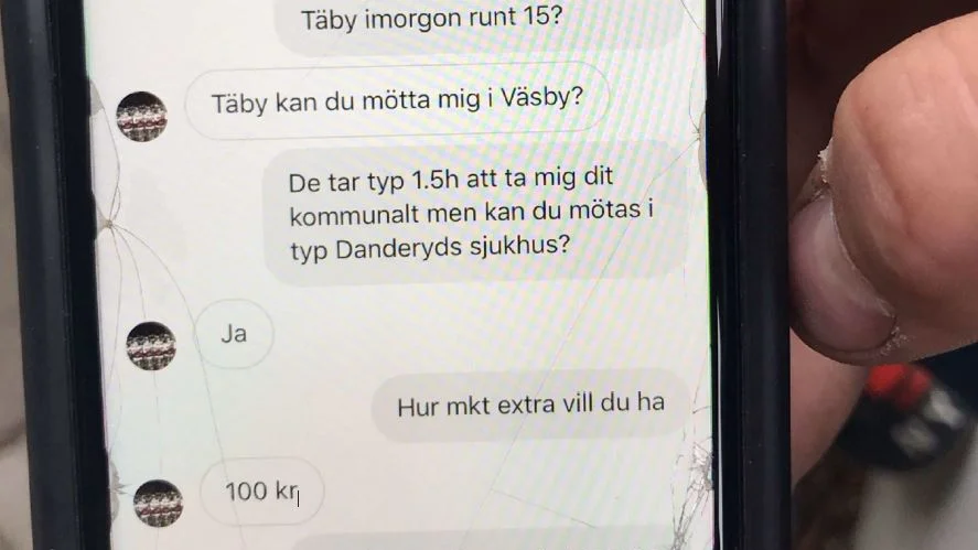 Polisen har bland annat fotograferat av sms-konversationer mellan köparna och de som sålde svart vodka till tonåringar. Försäljingen misstänks ha skett i ett stort område mellan Uppsala och Stockholm.