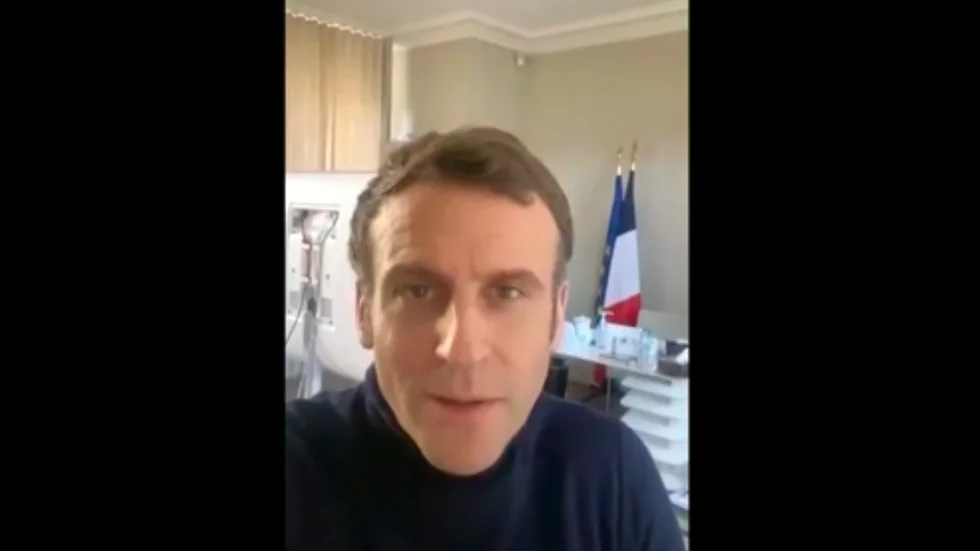 Frankrikes president Emmanuel Macron, som har testat positivt för covid-19, har lagt ut ett videoklipp på Twitter där han förklarar att han arbetar vidare men har "tappat tempo".