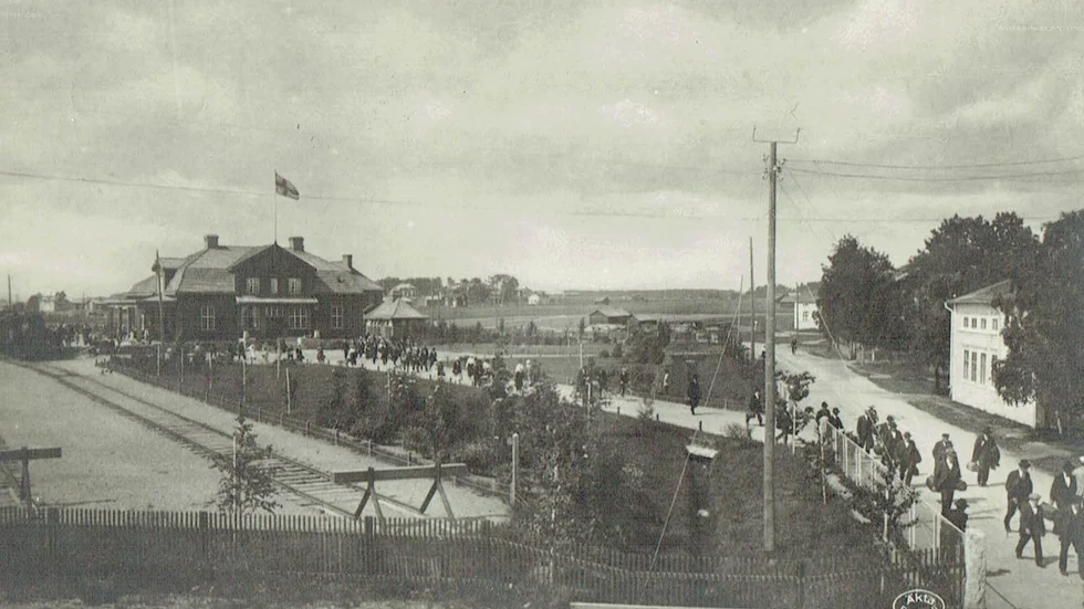 I en strid ström kom spritkunderna till Piteå med tåg. Här en bild från avstigande passagerare vid järnvägsstationen, som skyndande till bolaget för att göra sina inköp.