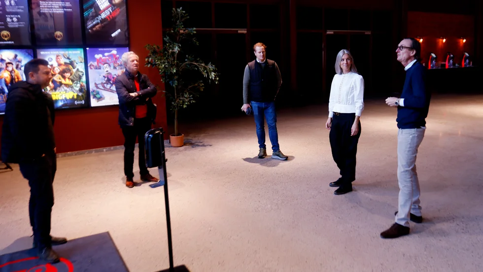 Peter Fornstam sträcker på sig lite stolt över det faktum att Eskilstunas nya Biostad kan öppnas.  "Och det blir en restaurang här intill inom ganska kort".