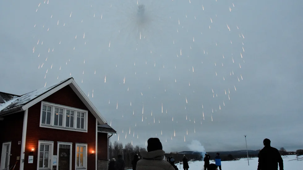 Några gick ut ur bilarna för att ta en närmare titt på fyrverkeriet som markerar att vi nu går mot ljusare tider.