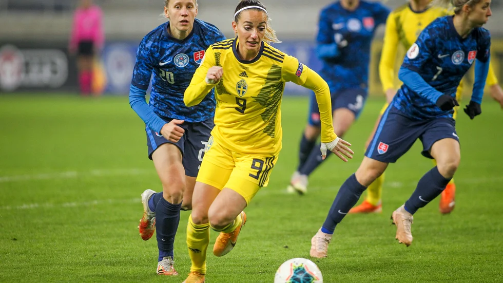 Fotbollsstjärnan Kosovare Asllani, med vänstra tummen omlindad, i EM-kvalmatchen mot Slovakien tidigare i december.