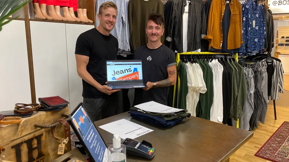 "Det hjälper även för markbutiken att ha en näthandel", säger Kim Wickström som startade Bostons webbutik våren 2020. Här på bild med Stefan Stridell.