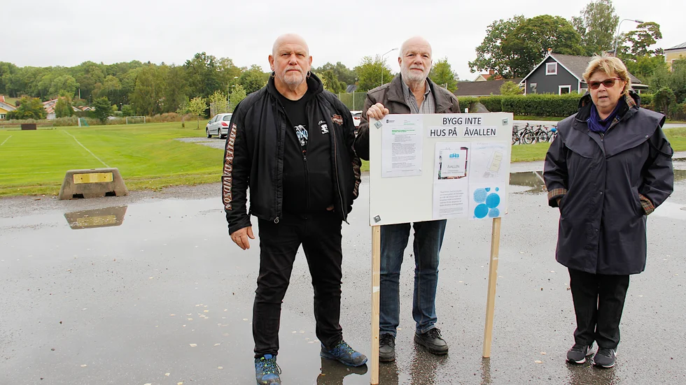 Billy Molin, Stefan Eldh och Elisabeth Hagman och aktionsgruppen för Åvallen protesterade mot planerna.