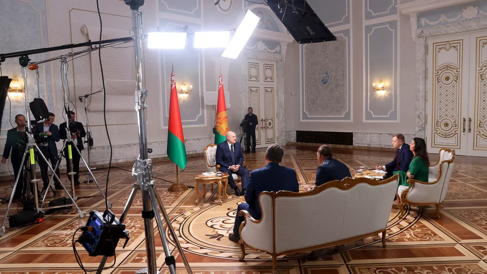 Belarus ledare Aleksandr Lukasjenko intervjuas av ryska journalister i Minsk i tisdags. Bland dem chefredaktörerna för flera av Rysslands statligt styrda medieorgan.