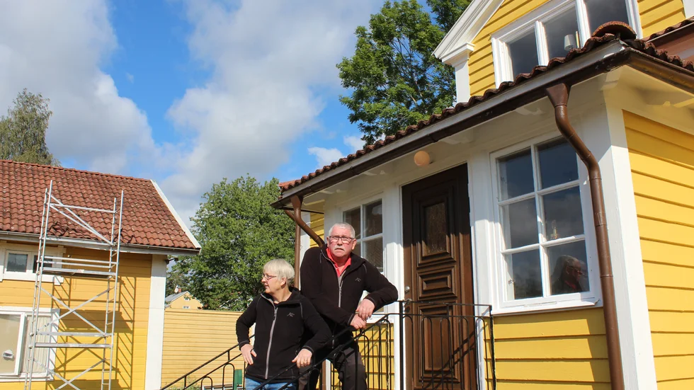 Karin och Torbjörn Larsson på trappan till den villa där det längre tillbaka var krog i Ukna.