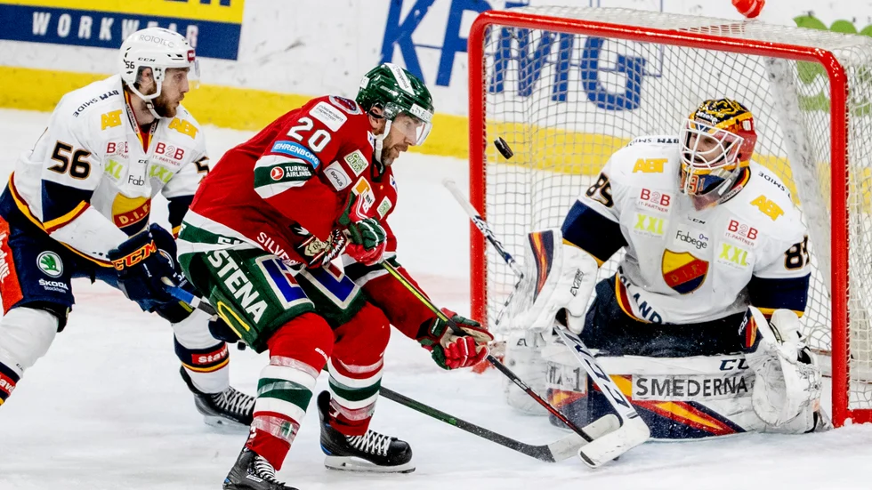 Minst fem spelare måste ha insjuknat för att en match i ishockeyns högsta serier ska skjutas upp. Arkivbild.