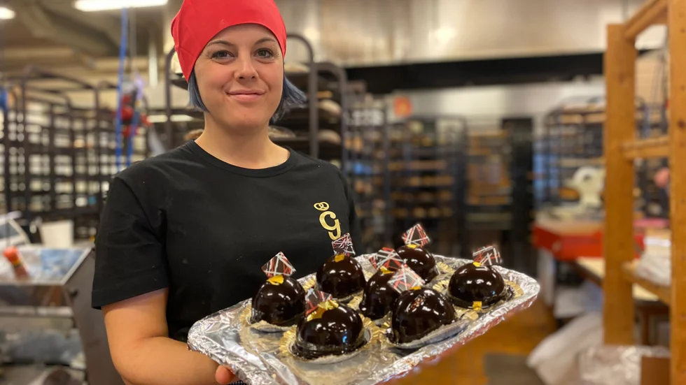 Nina Viklund är konditor på Bageri Guldkringlan och provade att göra lite nya bakelser första dagen med nya ägare.