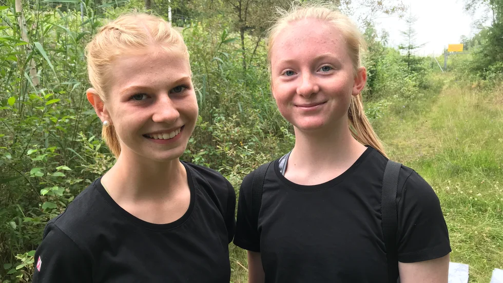 Alva Svensk, här till vänster i en ledarbild ihop med Ellen Trofast på TGOK:s solskola i somras, tog guld och silver på helgens två DM-tävlingar.