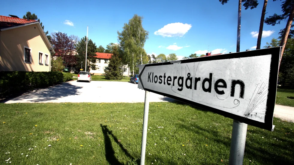 "Kan de som nu röstat ner förslaget lova att regionens egna fastighetsbolag Gotlandshem tar ansvaret för nya bostäder i Roma? "