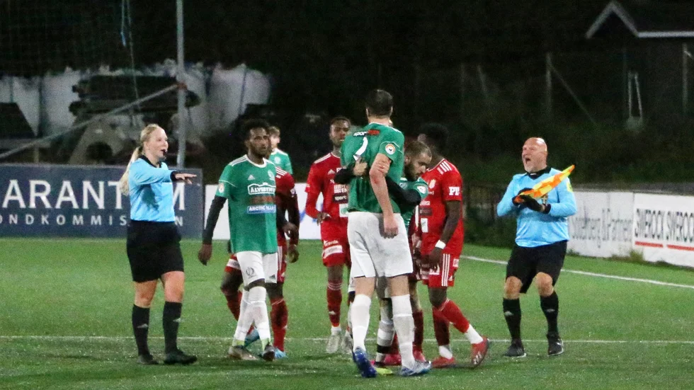 Fult spel och överkokade känslor präglade andra halvlek av derbyt.